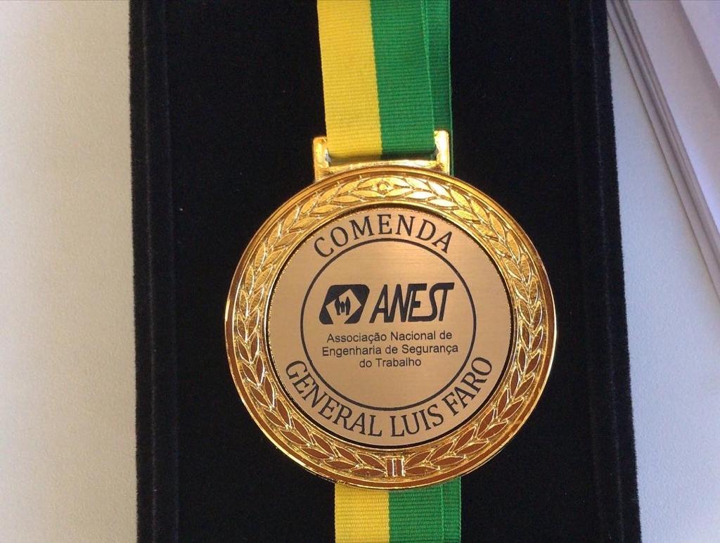 Medalha da Comenda General Luis Faro, com fita verde e amarela