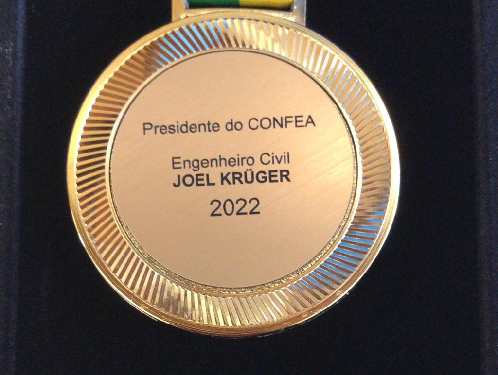 Verso da medalha entregue ao Engenheiro Civil Joel Krüger em 2022