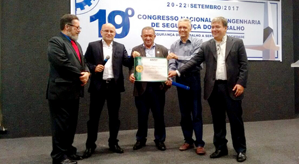 A ANEST RECEBENDO O TÍTULO DE BENFEITOR DA ACADEMIA BRASILEIRA DE ENGENHARIA DE SEGURANÇA DO TRABALHO – ABEST