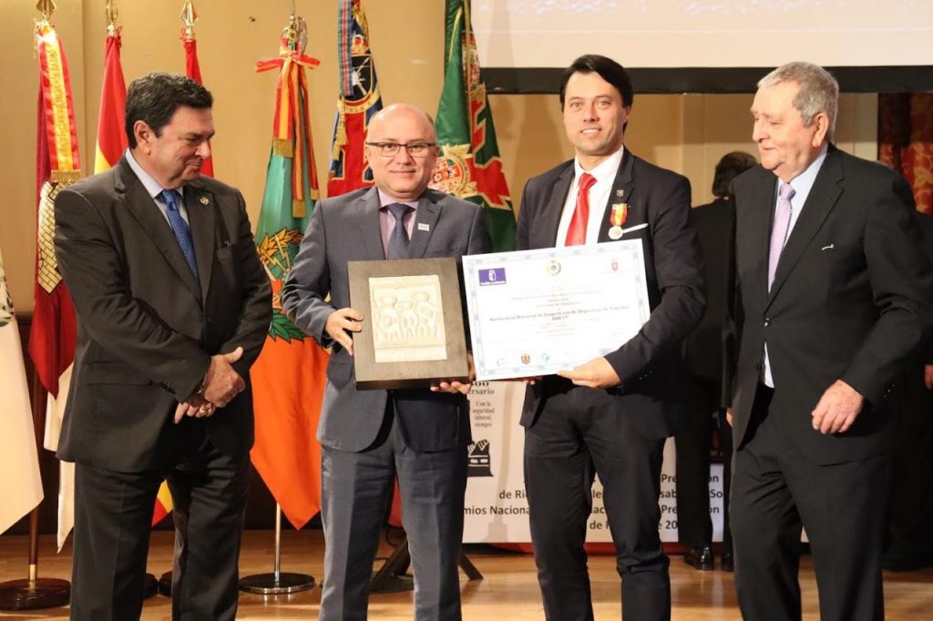 Veja a cerimônia que premiou, na Espanha, a  Anest e o presidente Benvenuto Gonçalves